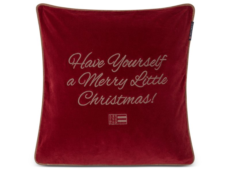 Rote Kissenhülle mit gesticktem Spruch "Have Yourself a Merry Little Christmas" auf der Vorderseite.