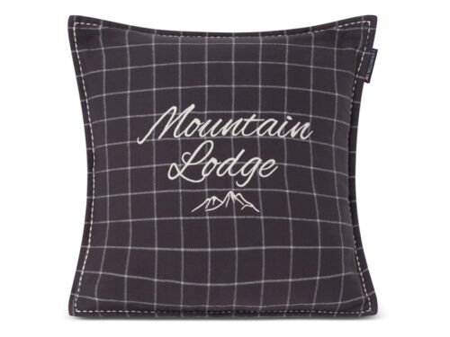 Grau-weiß karierte Kissenhülle mit gesticktem Mountain Lodge Schriftzug