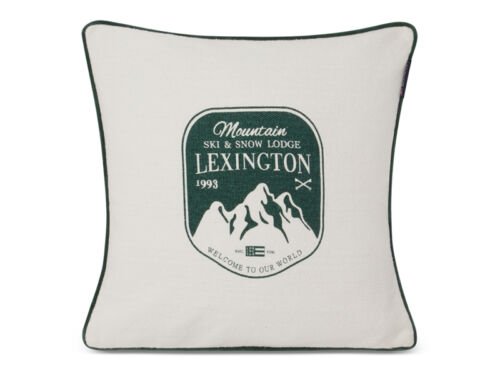 Weiße Kissenhülle mit grünem Aufdruck, auf dem ein Bergmassiv zu sehen ist und der LEXINGTON Schriftzug
