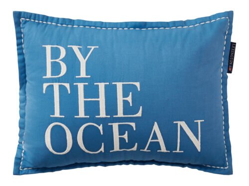 Blaues Kissen mit Stickerei "By the ocean"