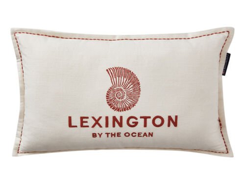 Längliches Kissen in Weiß mit terrakottafarbener Stickerei einer Muschel und Lexington-Logo