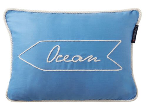 Blaues Kissen mit weißer Seilpaspelierung und Wegweiser zum Ocean als Stickerei auf der Vorderseite