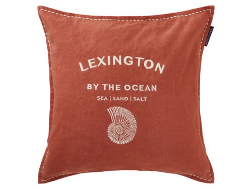 Terrakottabraune Kissenhülle 50x50 mit Lexington Logo bestickt und Muschelmotiv