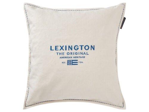 Weiße, quadratische Kissenhülle mit mittelblau gesticktem Lexington Logo